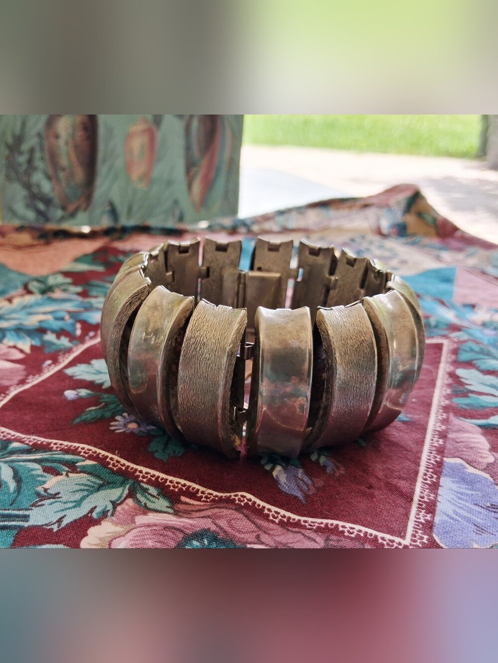 VINTAGE SILVER TONED BRACELET WITH CLASP CLOSURE